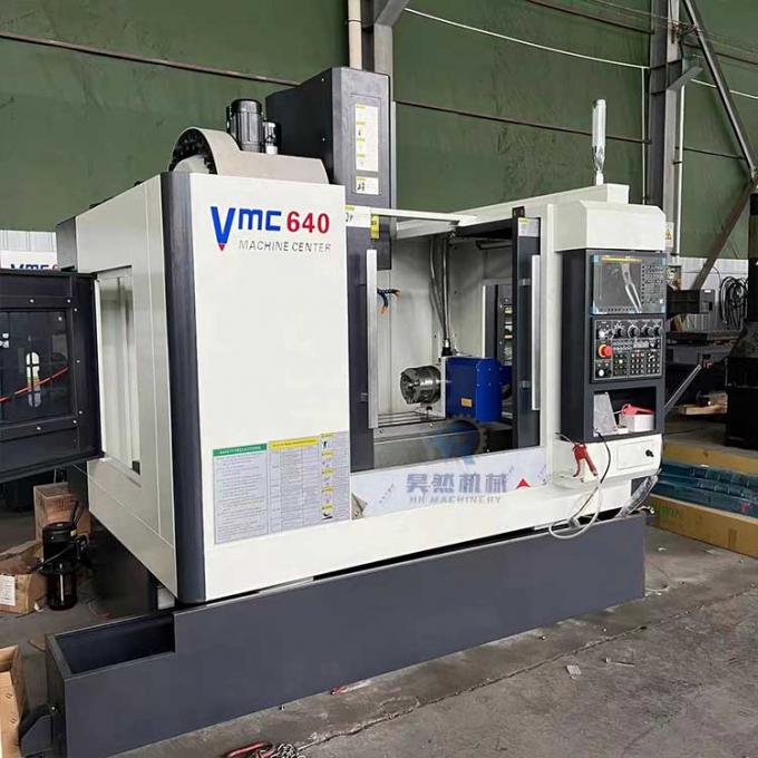Küçük VMC640 Dört Eksenli CNC Dikey İşlem Merkezi Makinesi 0