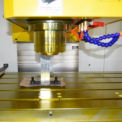 4 eksenli Küçük Yatay İşleme Merkezi CNC Dikey Freze Merkezi Vmc1370